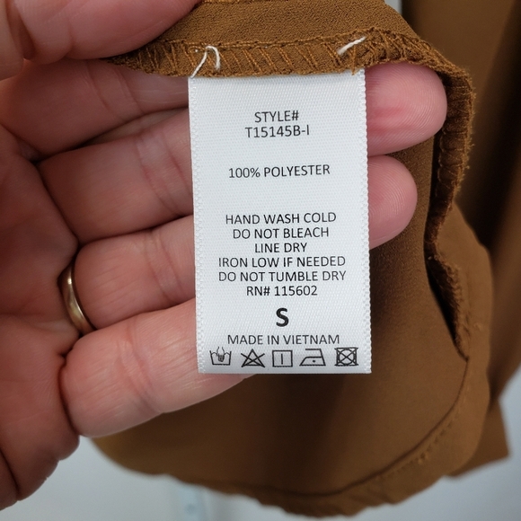 Lush blouse with plunge neckline and cutout in back Size Small - Picture 7 of 9